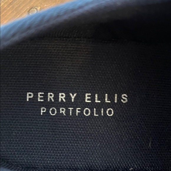 Kids Perry Ellis Portfolio Size 5 - Picture 2 of 3